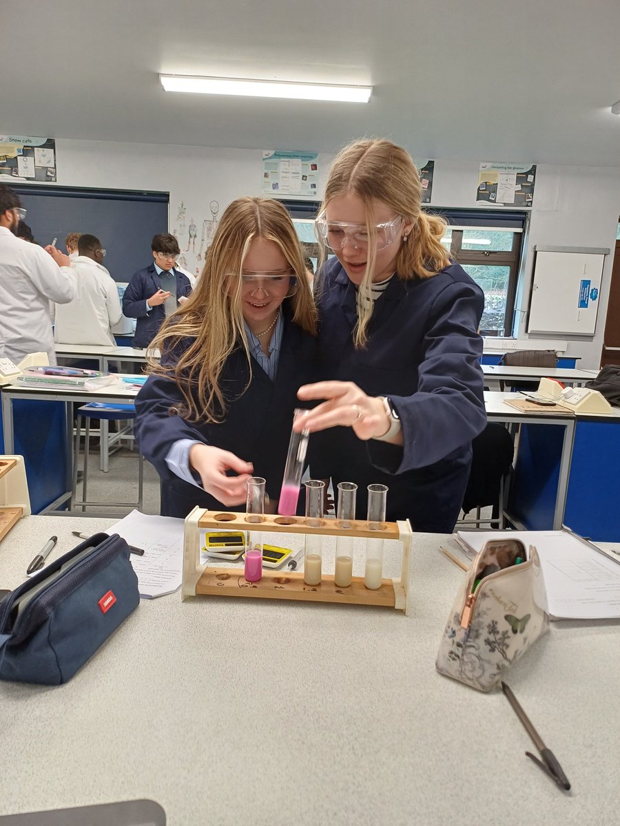 Sixth Form @LRGSBiology students investigating the effect of bile salts on the digestion of triglycerides. 

Excellent practical skills on show! #LRGSSixthForm