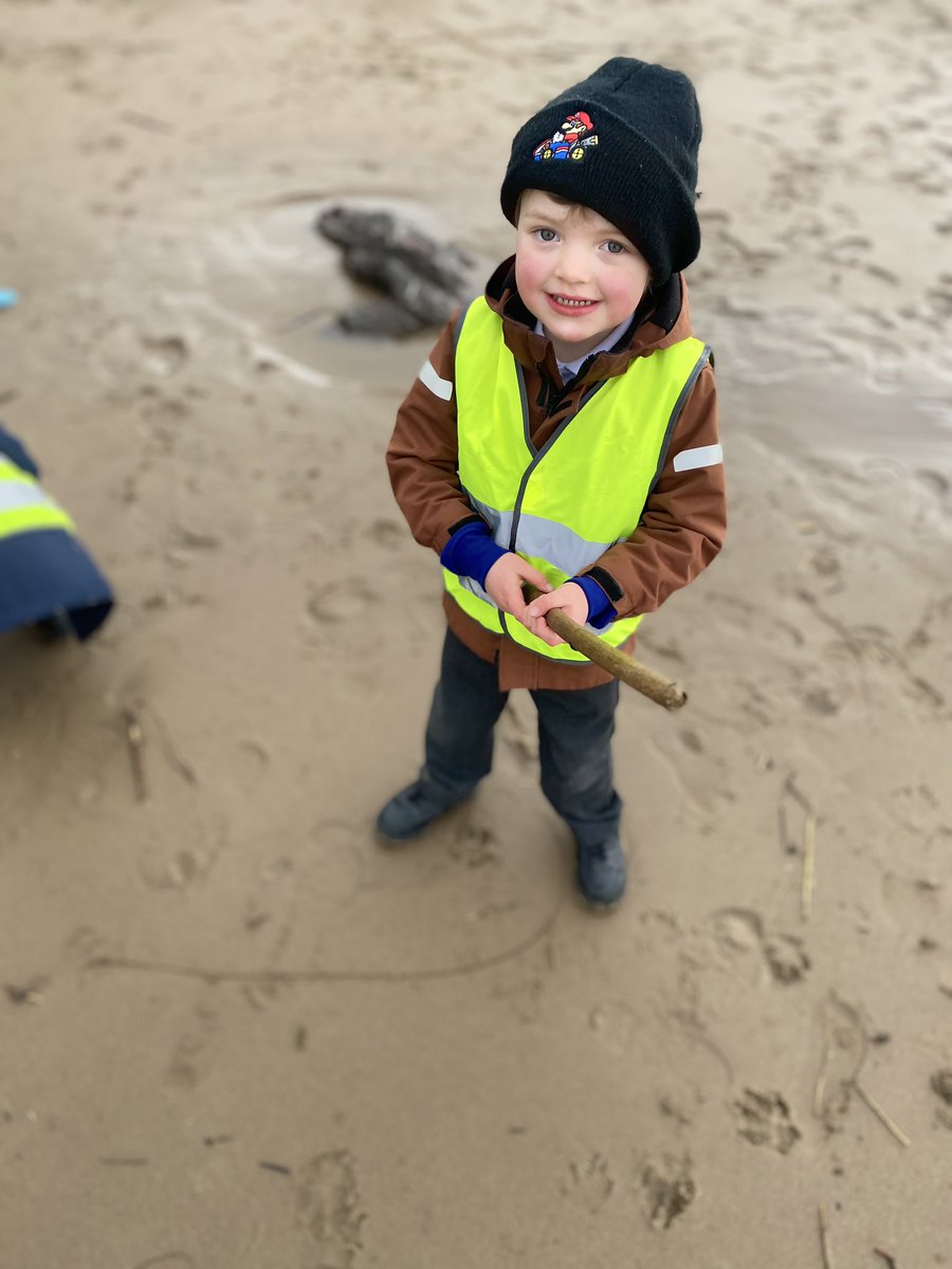 rhwsprimary's tweet photo. Who doesn’t enjoy a bit of digging on the beach? #performanceofunderstanding https://t.co/p487RhHljM