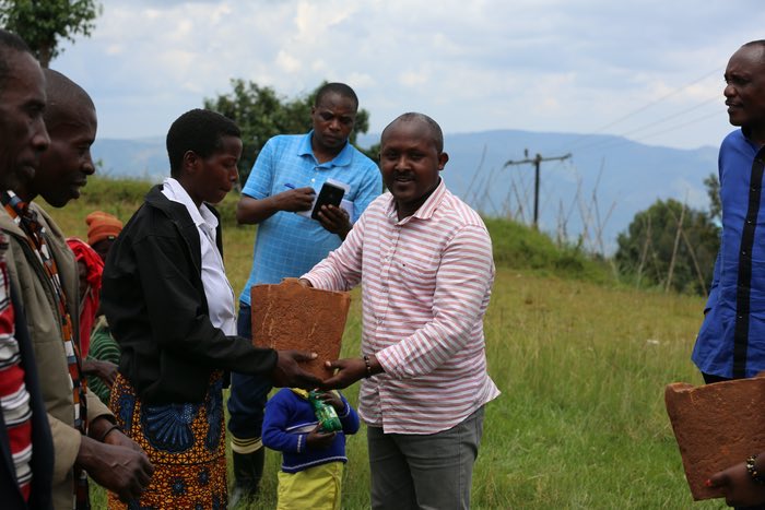 Vulnerable households in Ngororero District benefit from distribution of 1,500 improved cookstoves rdorwanda.org.rw/index.php/comp…