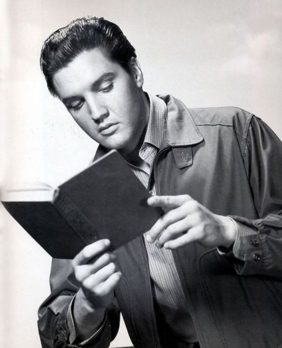 🎶 Shake, rattle, and read! Elvis Presley, the King of Rock 'n' Roll, had a secret passion for books. #oldhollywood #vintagehollywood #vintagephotography #vintagebooks #vintagereaders #elvis #theking #elvispresley