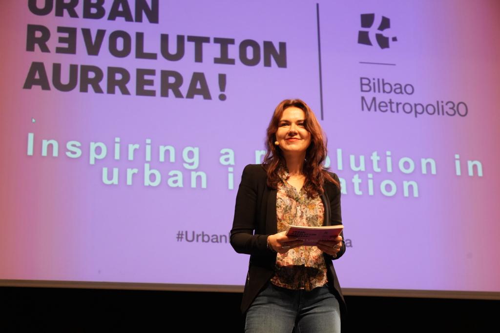 🎉 Closing Speech: Summary & Aurrera! The Way Forward.

With Greg Clark and Yelena Grigorenko.

#BilbaoMetropoli30 #UrbanRevolutionAurrera #TheBayAwards #Bilbao