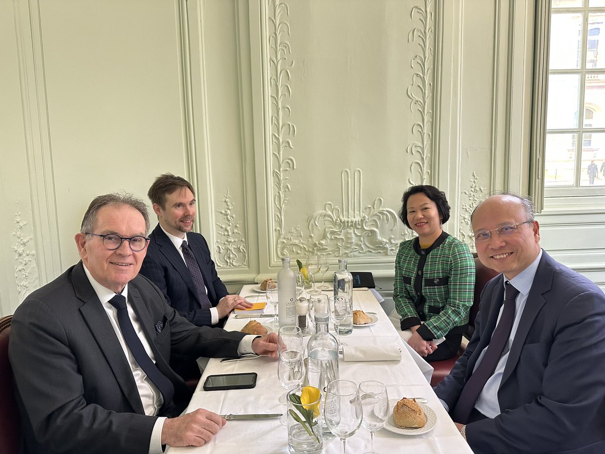 Déjeuner au @Senat avec S.E.M DINH Toan Thang Ambassadeur du Viêt Nam en France. L’occasion d’évoquer la coopération entre nos 2 pays dans le cadre du Groupe d’Amitié «France-Viet Nam » que j’ai l’honneur de présider. @FranceAuVietnam @VNGovtPortal #VietNamForUNHRC