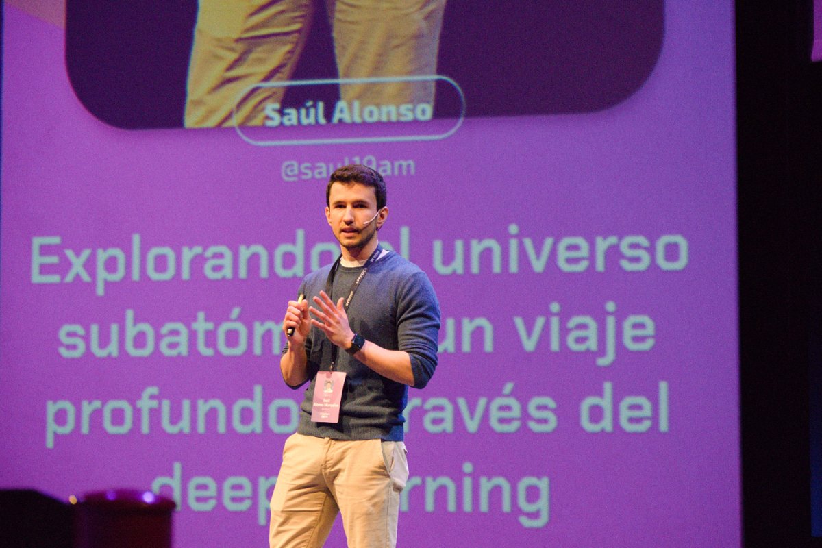 T3chFest's tweet photo. Terminando la mañana, estamos en Track 1 con @saul19am aprendiendo sobre la física de partículas y cómo el deep learning nos acerca cada vez más a resolver interrogantes que previamente parecían insuperables. #t3chfest24

🔴 https://t.co/Io1JyUki8N https://t.co/Xxnd73kpt6