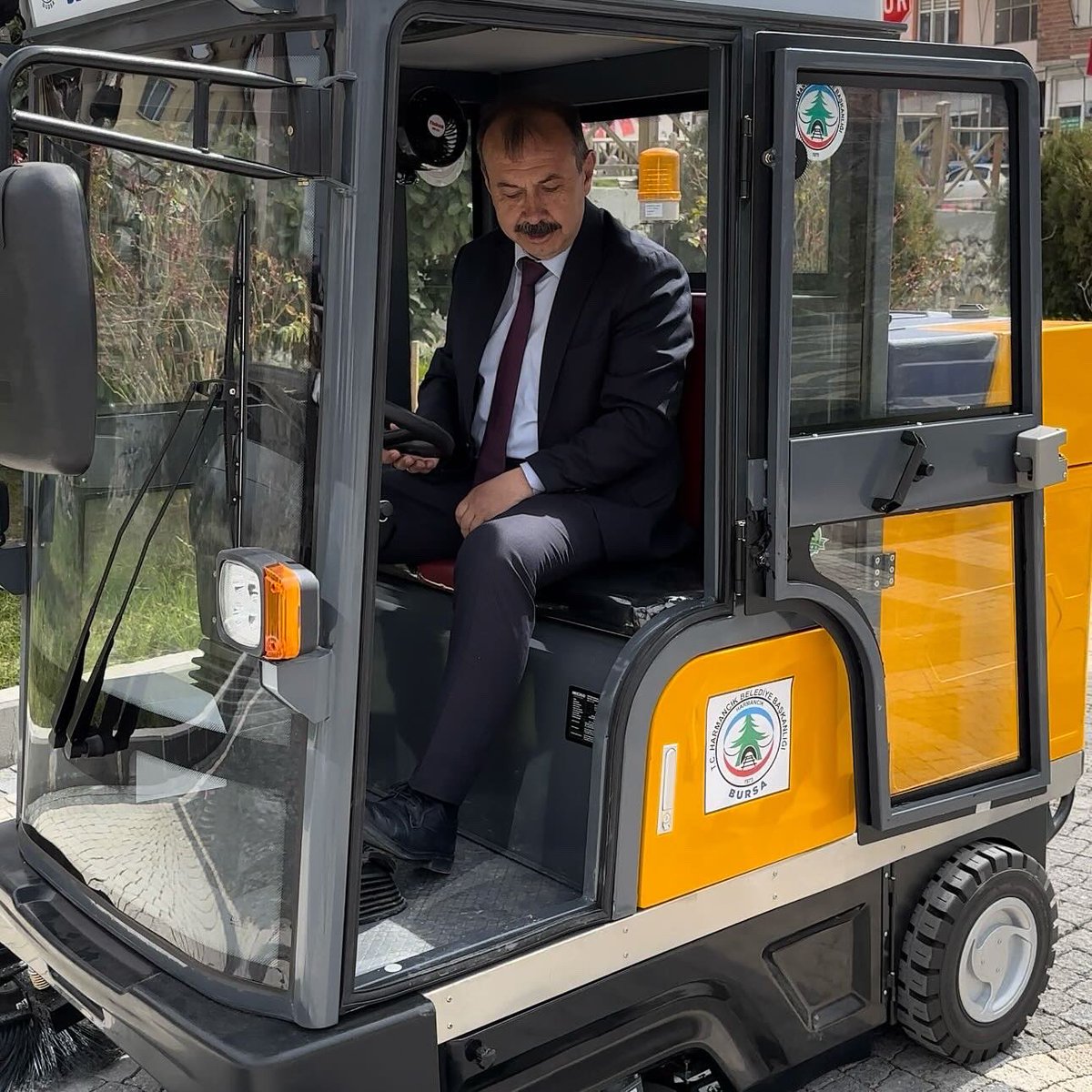 Atas_Yilmaz's tweet photo. Çevre Şehircilik ve İklim Değişikliği Bakanlığı tarafından iş makinası, çöp aracının ardından Yol süpürme Aracımızıda ilçemize kazandırdık.
Hükümetimize ve Bakanlıklarımıza teşekkürü borç biliyoruz.
Harmancık'ımıza hayırlı olsun.
Yılmaz Ataş
Harmancık Belediye Başkanı https://t.co/wrvlHL6yc1