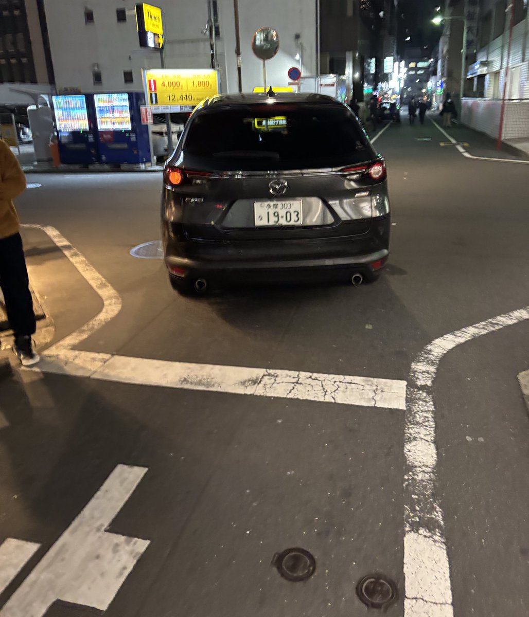stzero_alc99's tweet photo. 探しています。豊島区で見かけた方、連絡お願いします。
歩道側を歩いていたのに、クラクションにビビってスマホ落としてその上スマホがひかれました。撮影は2台目で押さえました。

#拡散希望 #事故案件 https://t.co/nELLvZea4K