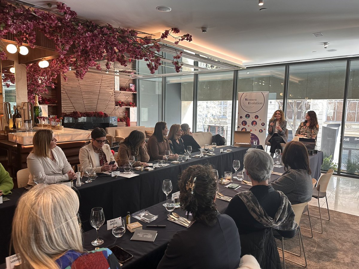 WomenBcn's tweet photo. ⭐️#WeBrunch lleno total con Drolma Lizcano CEO de @alqvimia 💪🏼“Potenciando la Productividad y el Bienestar. Cómo los Aceites Esenciales pueden ayudar en el día a día de la mujer profesional” #directivas #ceos #emprendedoras #networking en #Barcelona #eventos #mujerprofedional https://t.co/RNhtuR5Jv6