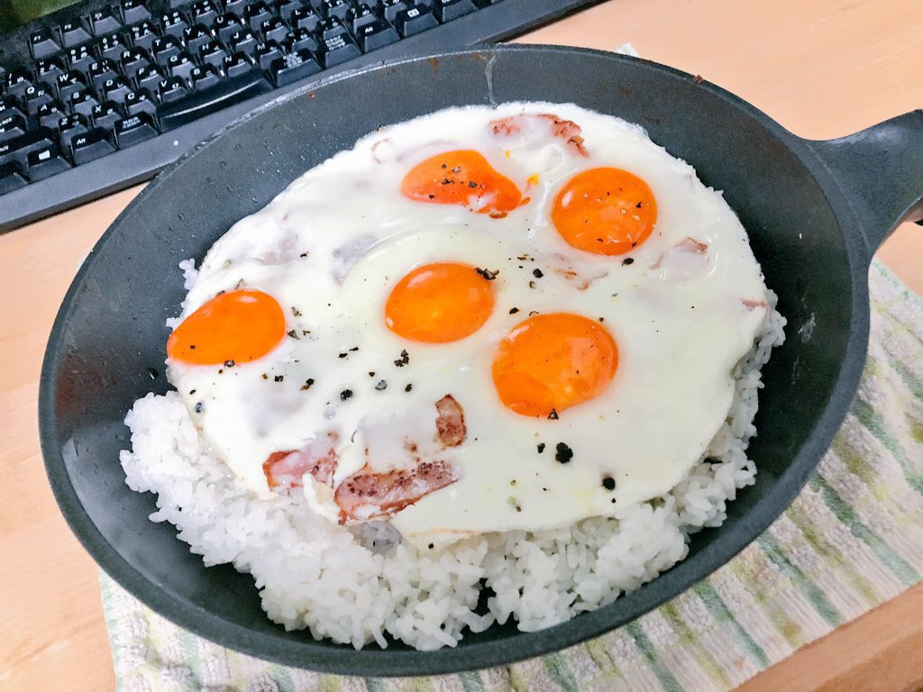 「これは好きな物を好きなだけ食べれる自炊の醍醐味を味わった時のベーコンエッグ丼 」|ぽぷな(*╹▽╹*)Vtuberのイラスト