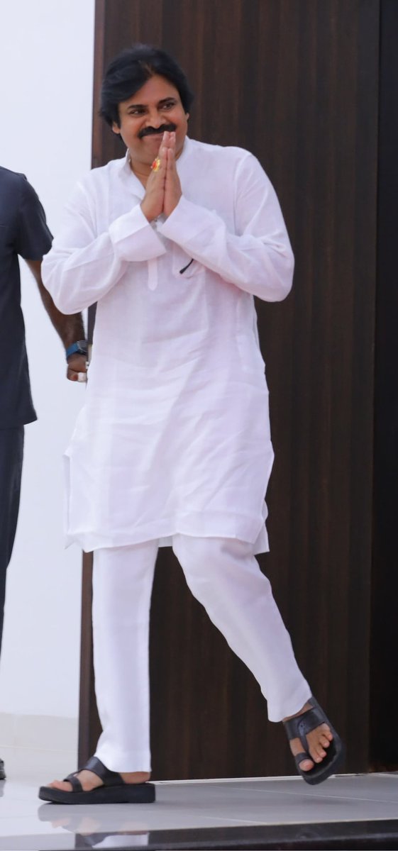 JanaSenaParty's tweet photo. జనసేన పార్టీ ఆవిర్భావ దినోత్సవం సందర్భంగా ఈ రోజు పార్టీ కేంద్ర కార్యాలయం, మంగళగిరిలో సోషల్ మీడియా యువతతో నిర్వహించిన సమావేశంలో పార్టీ అధ్యక్షులు శ్రీ @PawanKalyan గారు 

#JanasenaFormationDay 
#JanaSena11thFormationDay 
#JSPFutureOfAP

Link: https://t.co/tEA1rV5qHq https://t.co/LHXEefaxK5