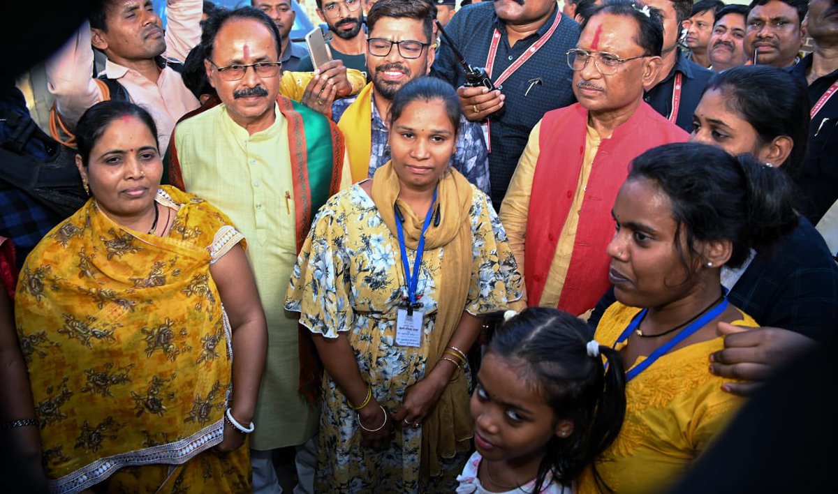 ChhattisgarhCMO's tweet photo. हर एक की आवाज़ सुनी जा रही है....
हर एक की ज़रूरत पूरी की जा रही है....

क्योंकि हमारा प्रयास है,
सबका साथ-सबका विकास

लाभार्थी सम्पर्क अभियान से जुड़ रहा है हर छत्तीसगढ़िया https://t.co/ChSrPbLfbE