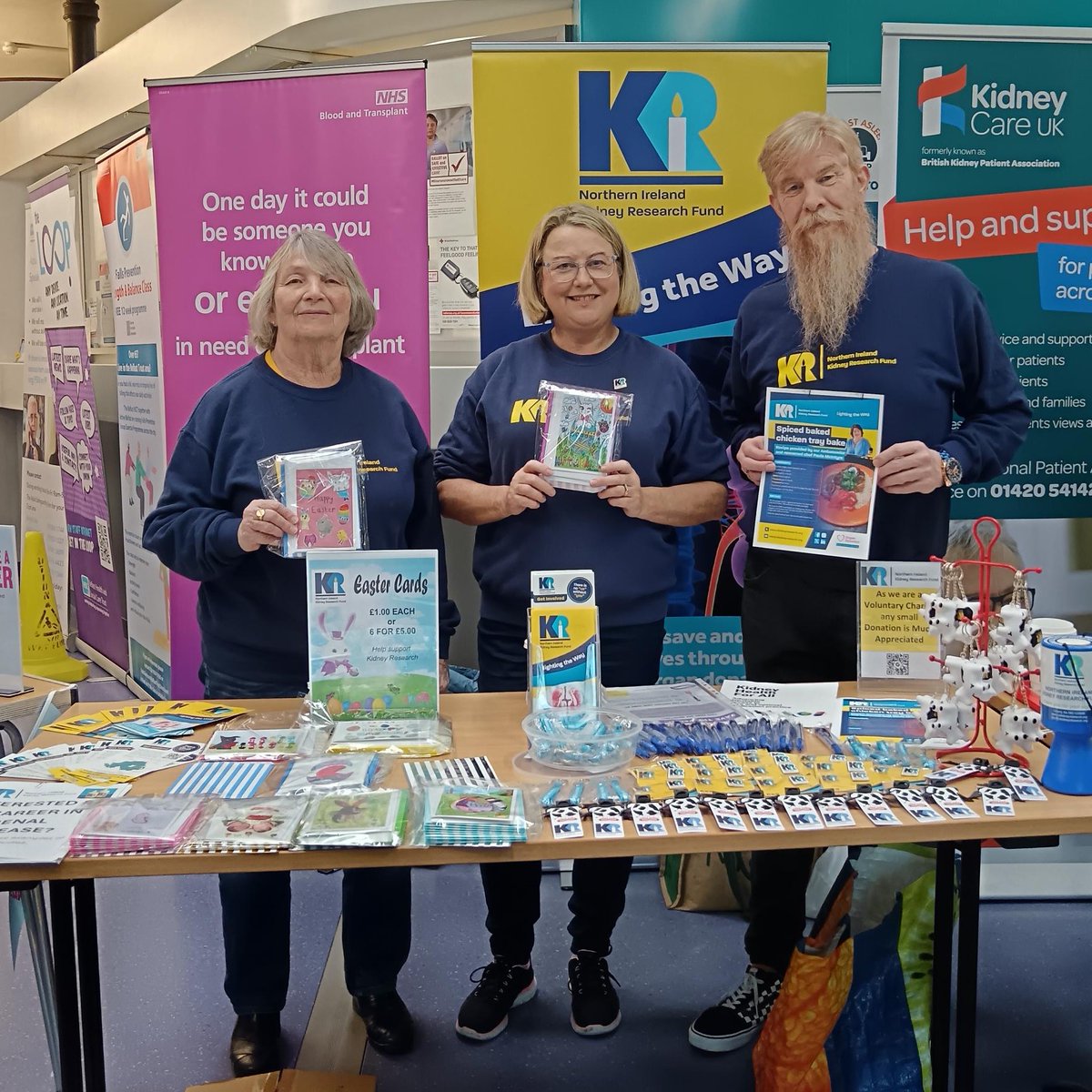 💙 We're celebrating #WorldKidneyDay with friends from across the #KidneyCommunity, as well as colleagues from the amazing Renal Team from Belfast City Hospital💛
We're here until 3pm - stop by for a chat kidney chat 🕯️
#nikidneyresearch #KidneyMonth