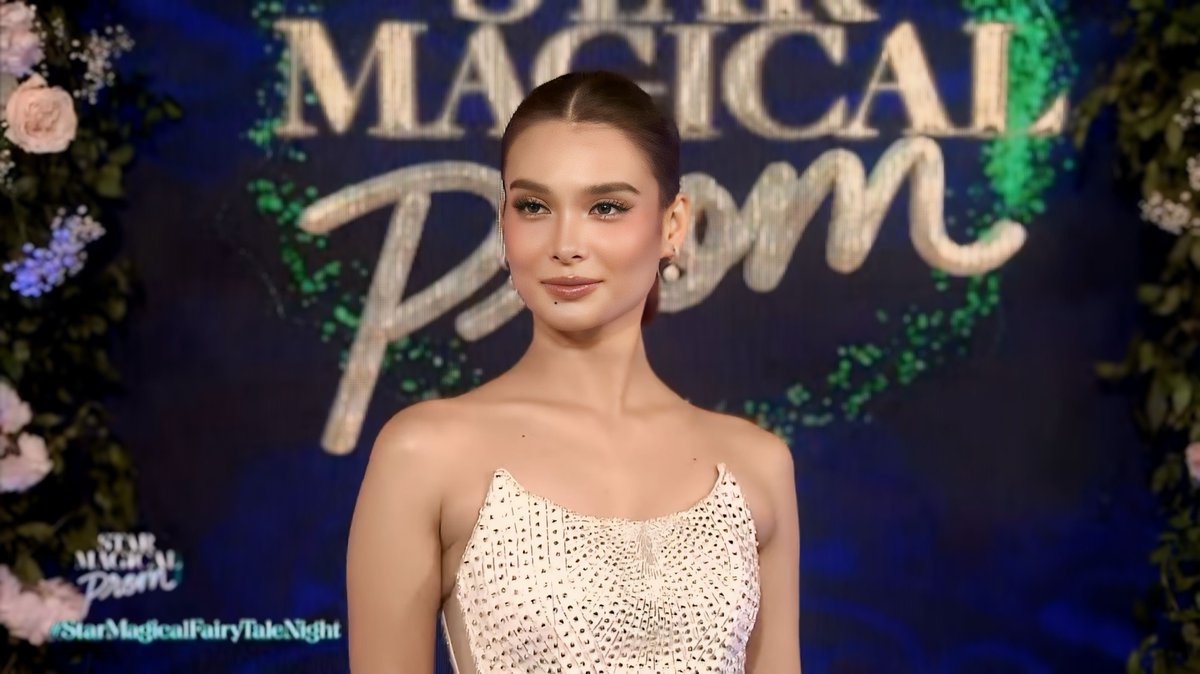 She's a princess!

ETHEREAL MAJESTIC ANJI
#AnjiSalvacion @anjisalvacion
#StarMagicalProm2024
#AFairytaleBeginning