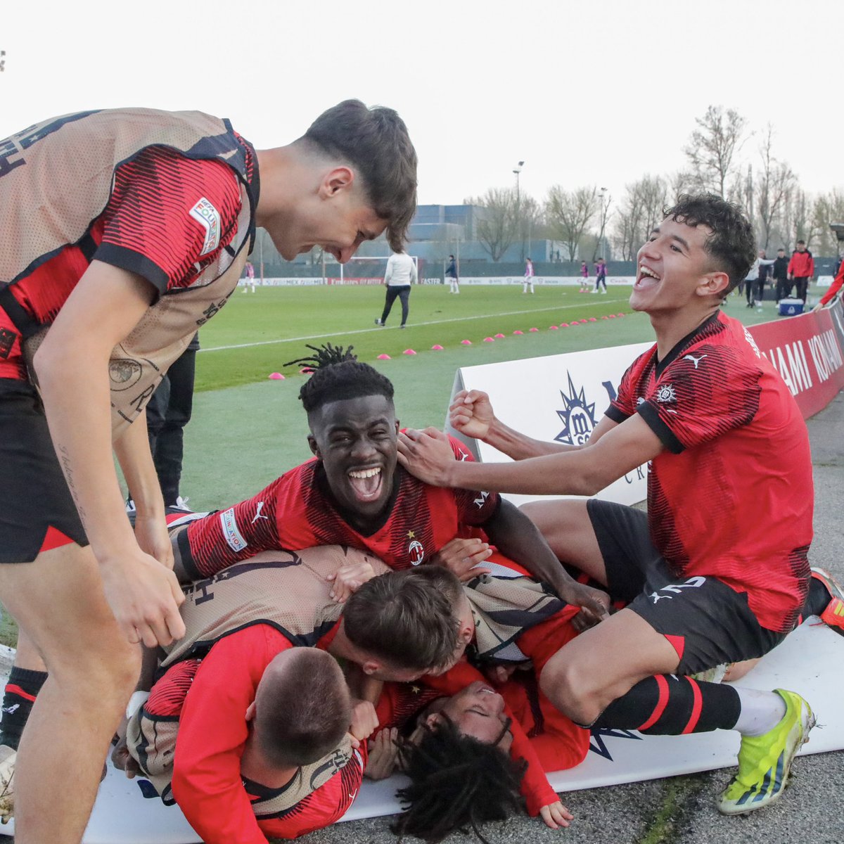 We did it again...sta a noi crederci! #FinalFour @UEFAYouthLeague @acmilan @acmilanyouth ❤️🖤