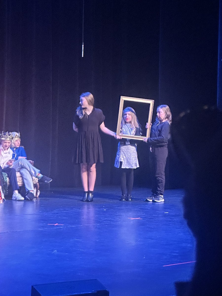 Congratulations to the students and staff of @Dickinsfield school for their outstanding performance of Haphazardly Ever After last night! It was unique, FUNNY & well done. The students represented the characters so well @KeyanoTheatre @FMPSD #TrulyLovedIt #Bravo #Refreshing