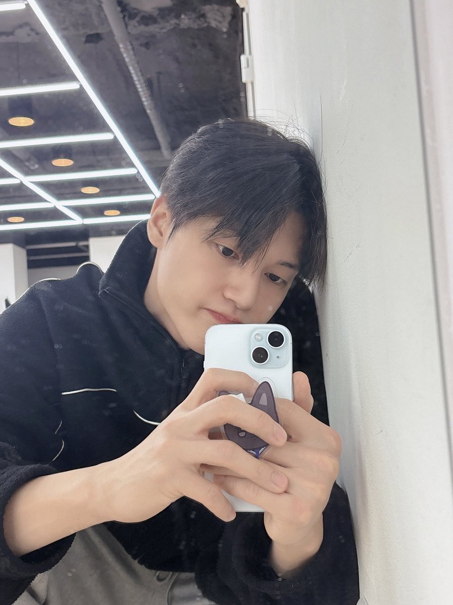JWYcomfort's tweet photo. wooyoung in fromm !! https://t.co/8Yyo3nHfoU