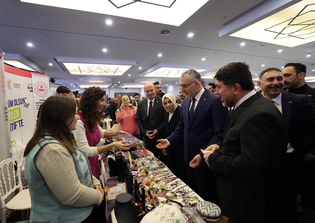 Çalışma hayatında kadın istihdam seferberliği amacıyla Ankara’da bir araya geldik. İş Pozitif projemizin tanıtım programı ile açılışını yaptığımız fuarı yoğun bir ilgi ve katılımla gerçekleştirdik. Proje kapsamında 9 Şubat’tan bu yana 46 bin kadının işe yerleşmesini sağladık.…