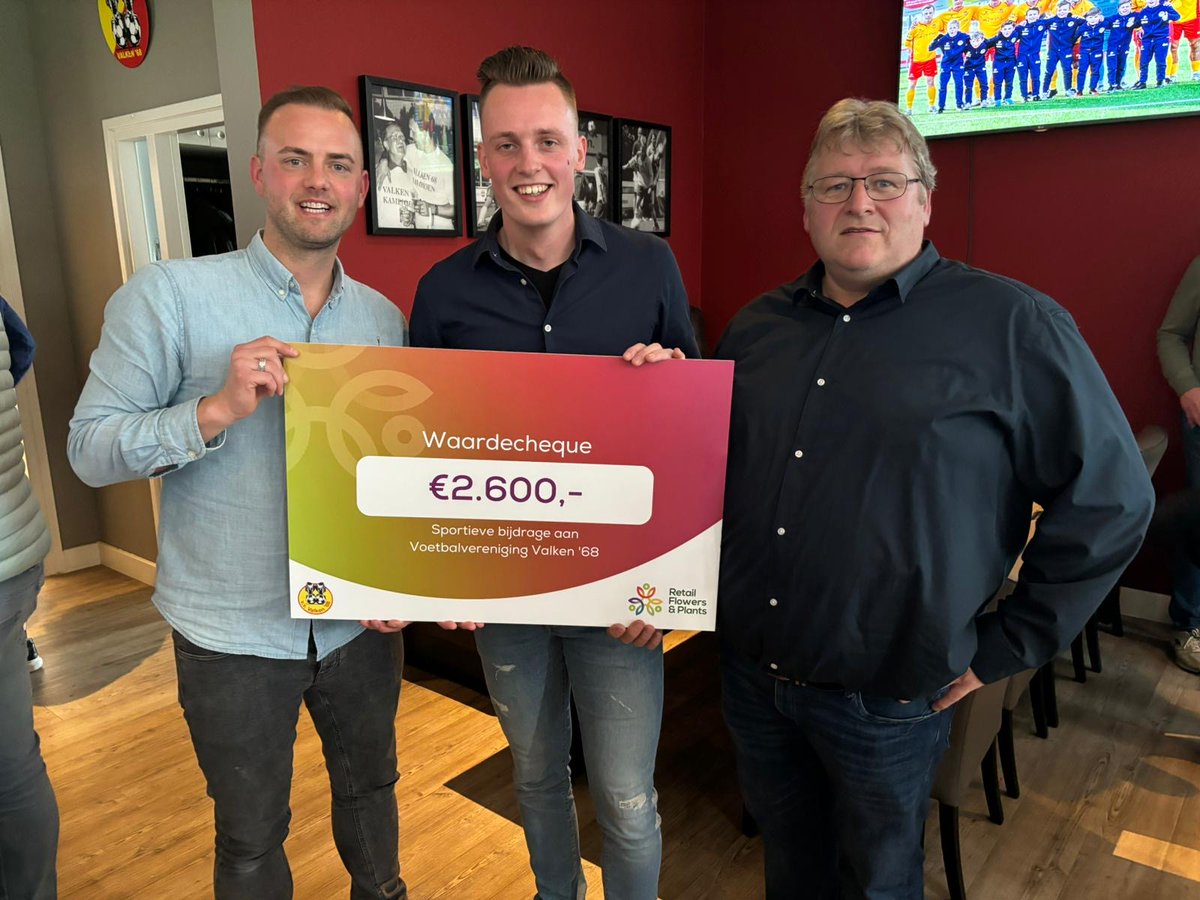 Valken68's tweet image. Uit handen van Erik van Rijn en Johan de Winter ontvingen we afgelopen zaterdag, na de galavoorstelling tegen SV Wippolder, een prachtige cheque ter bevordering van de duurzaamheid van ons toekomstige clubgebouw. 

Lees meer: rb.gy/8by6eb

#partnerschap #samenwerken