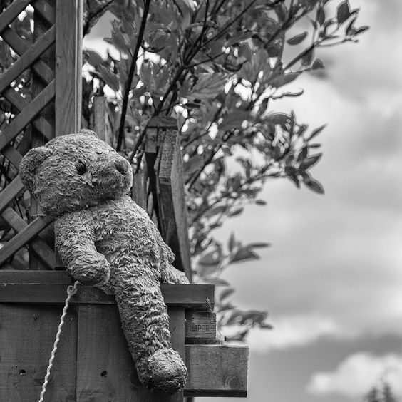 Κάποτε θα ‘ρθουν να σου πουν
πως σε πιστεύουν, σ’ αγαπούν
και πως σε θένε

Κάποτε θα ‘ρθουν γνωστικοί,
λογάδες και γραμματικοί
για να σε πείσουν

Υπερασπίσου το παιδί,
γιατί αν γλιτώσει το παιδί
υπάρχει ελπίδα

#12χρονη #Κολωνος #Μιχος