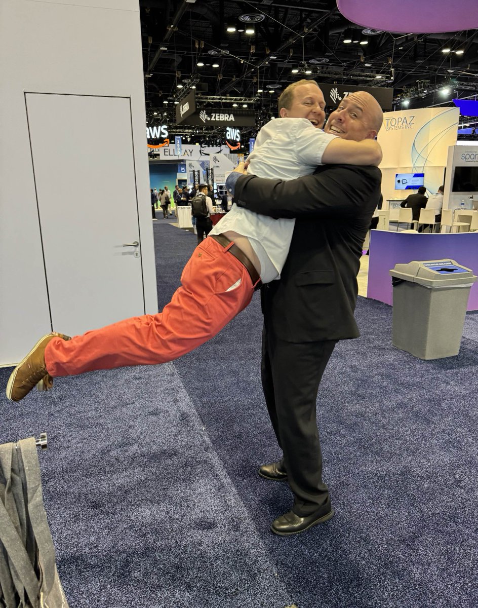 techguy's tweet photo. Yesterday I had to recreate an epic picture from 10 years ago at #HIMSS14 with @Brad_Justus
My apologies to Brad for the extra 20-30 lbs, but he's obviously been working out! https://t.co/Ge0bnVYfFp
