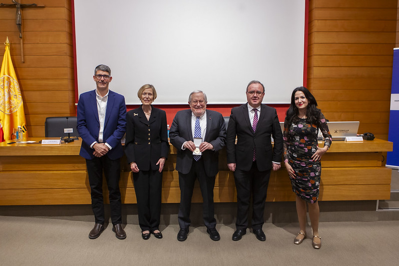 Coincidiendo con el 90º aniversario de su nacimiento, la @CatedraCTR de @Comillas_ICAI organizó una jornada de homenaje al #científico y #humanista Francisco J. Ayala en la que participaron discípulos procedentes de todo el mundo. ✍️ 📷 bit.ly/3PlezOm