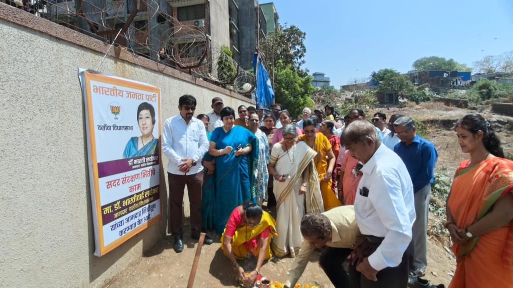 LavekarBharati's tweet photo. Commenced Development Work of #Retaining_Wall in #Versova_Constituency by breaking the auspicious coconut & BhoomiPujan in a ceremony attended by My Brothers & Sisters of Versova. Also Present Were Ex Croporator Yogiraj Dabhadkar, Ex Corporator Ranjana Patil, BJP Padhadhikaris & Karyakartas.
#AmrutMahotsav