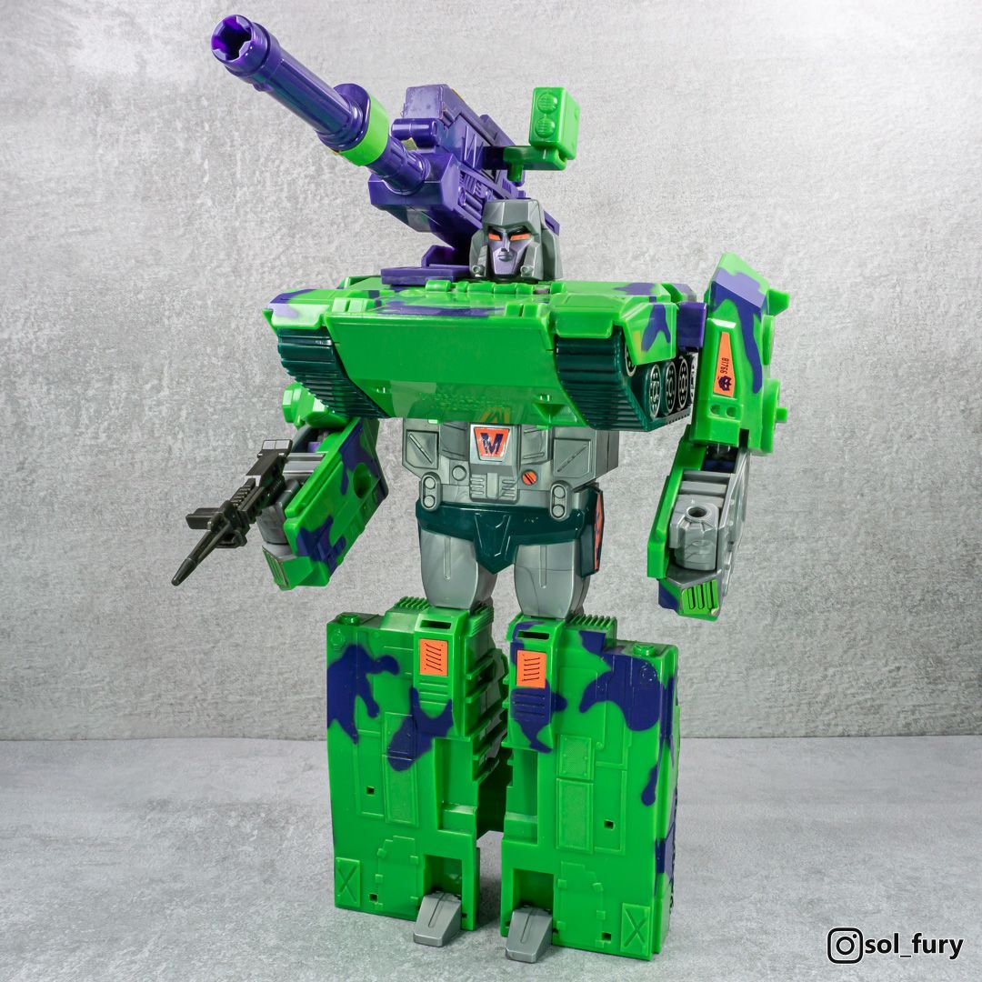 SolFury's tweet photo. Megatron attack!

#transformers 
#transformersgeneration2 #transformersg2 https://t.co/5xJSlJuiRJ