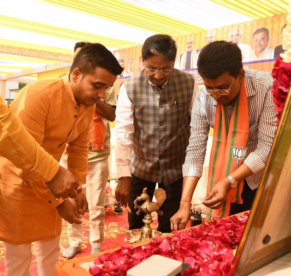 AlpeshThakor_'s tweet photo. ભારતીય જનતા પાર્ટી ગાંધી��ગર તાલુકા મંડળ તથા ગાંધીનગર દક્ષિણ વિધાનસભાના મારા જનસંપર્ક કાર્યાલય ‘વૈકુંઠ 2’નો શુભારંભ કાર્યક્રમ પ.પૂ.મહંત શ્રી રામસ્વરૂપપુરીજી મહારાજના આશીર્વચન સાથે માન. મંત્રી શ્રી @irushikeshpatel જી અને માન. ગૃહરાજ્ય મંત્રી શ્રી @sanghaviharsh જીની વિશેષ ઉપસ્થિતિમાં યોજાયો. 

આ પ્રસંગે સાંસદ શ્રી @hasmukhpatelmp જી, ધારાસભ્યશ્રીઓ, સંગઠનના હોદ્દેદારો-આગેવાનો અને કાર્યકર્તાઓ ઉપસ્થિત રહ્યા.++