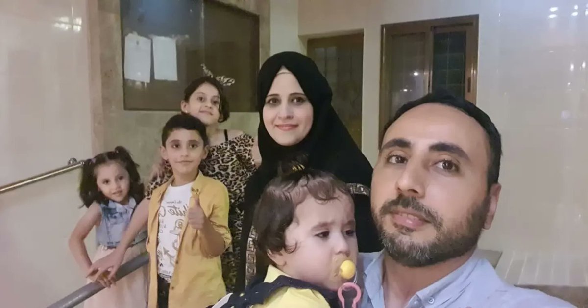 _Ysharaf's tweet photo. رمضان هذا العام.. بلا عائلتي، بلا زوجتي وأطفالي الأربعة، بلا والدي ووالدتي وإخواني وأخواتي، بلا أعمامي وعائلاتهم.
بقيت أنا وحدي في غزة.. أتفقد الذكرى ويواسيني الدمع، وأواسي نفسي بين قبر بعض عائلتي، وبين من تبقى منهم تحت ركام منزلي. https://t.co/bEiCInn1c9