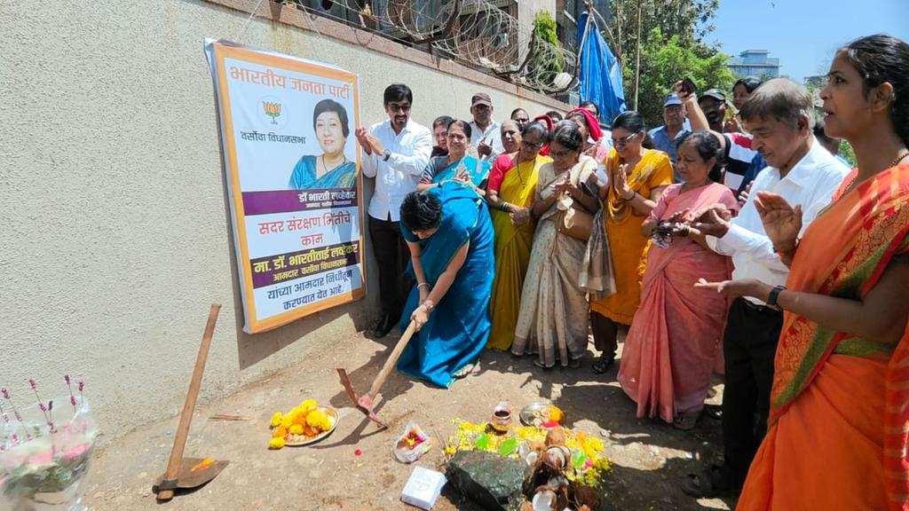LavekarBharati's tweet photo. Commenced Development Work of #Retaining_Wall in #Versova_Constituency by breaking the auspicious coconut & BhoomiPujan in a ceremony attended by My Brothers & Sisters of Versova. Also Present Were Ex Croporator Yogiraj Dabhadkar, Ex Corporator Ranjana Patil, BJP Padhadhikaris & Karyakartas.
#AmrutMahotsav