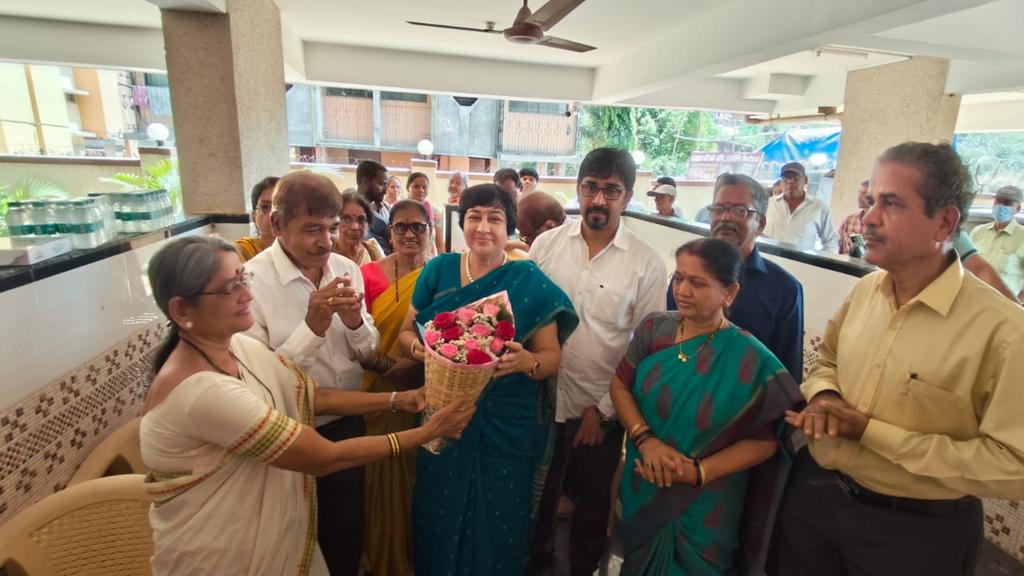LavekarBharati's tweet photo. Commenced Development Work of #Retaining_Wall in #Versova_Constituency by breaking the auspicious coconut & BhoomiPujan in a ceremony attended by My Brothers & Sisters of Versova. Also Present Were Ex Croporator Yogiraj Dabhadkar, Ex Corporator Ranjana Patil, BJP Padhadhikaris & Karyakartas.
#AmrutMahotsav