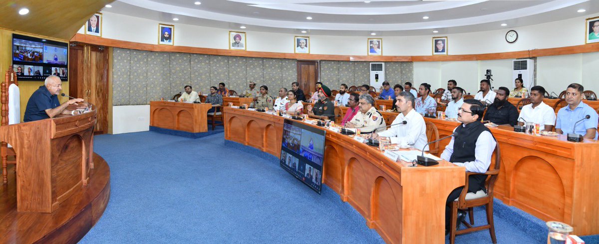 Hon’ble Lt Governor @Admiral_DKJoshi Chaired an interactive session with #Tourism & #Dive Industries operators in #NewAndamans in presence of Senior Officers of @Andaman_Admin, @AndamanPolice, @AndamanForests, @AN_Command…..

1/3