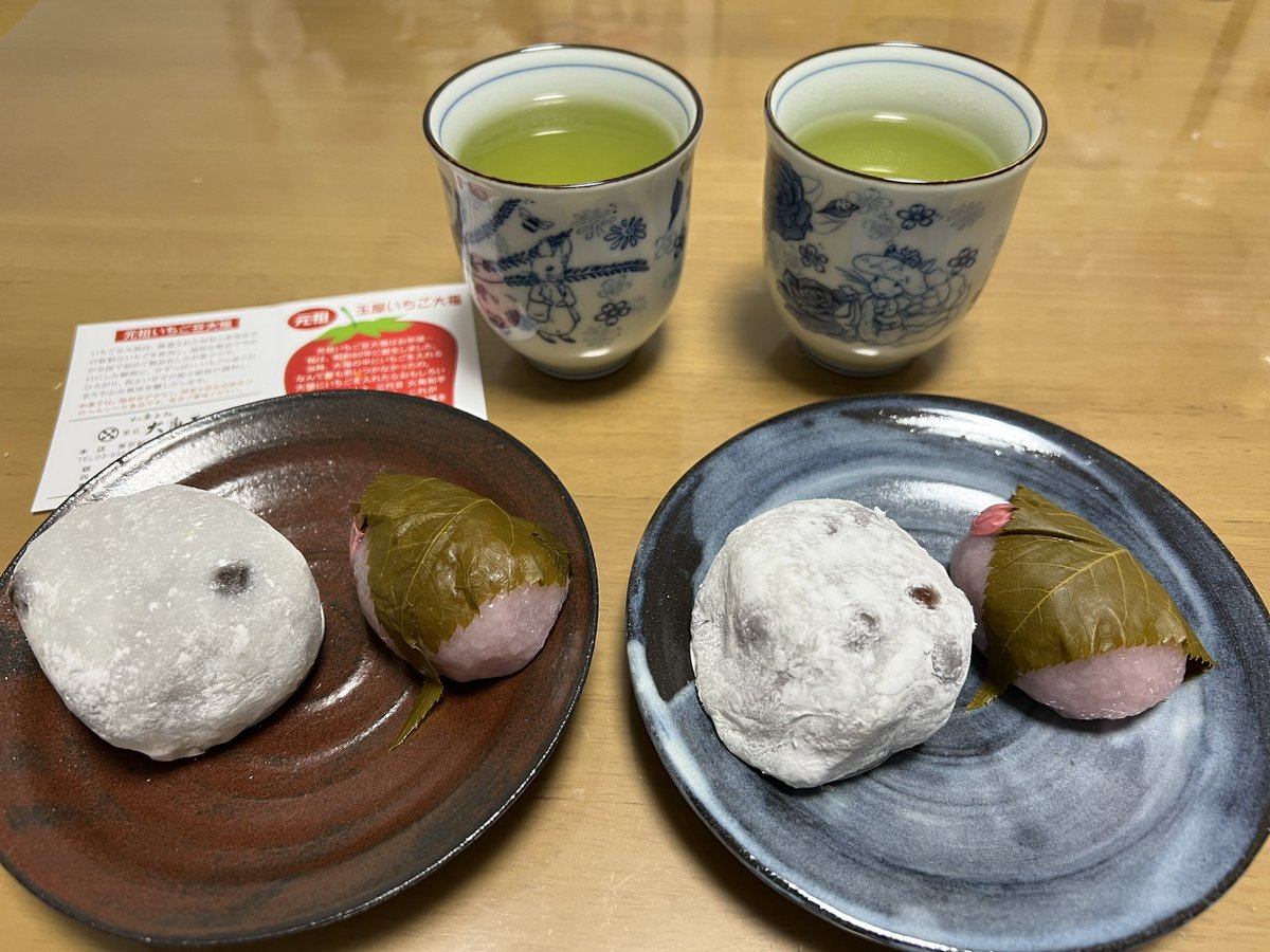 hama_ws's tweet photo. 東京駅構内の和菓子処東京大角玉屋で入手した道明寺といちご大福。
春の季節の道明寺、久しぶりに食べたいちご大福が日本茶にあっておいしかった。いちご大福は元祖として商標登録しているらしい。
#大角玉屋 #道明寺 #いちご大福 #ピーターラビット #shusei https://t.co/crMq5HeLVQ