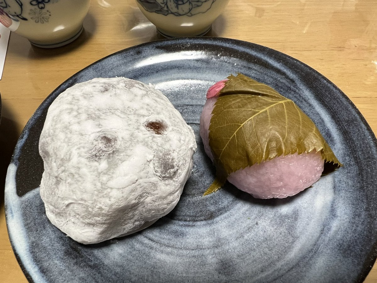 hama_ws's tweet photo. 東京駅構内の和菓子処東京大角玉屋で入手した道明寺といちご大福。
春の季節の道明寺、久しぶりに食べたいちご大福が日本茶にあっておいしかった。いちご大福は元祖として商標登録しているらしい。
#大角玉屋 #道明寺 #いちご大福 #ピーターラビット #shusei https://t.co/crMq5HeLVQ