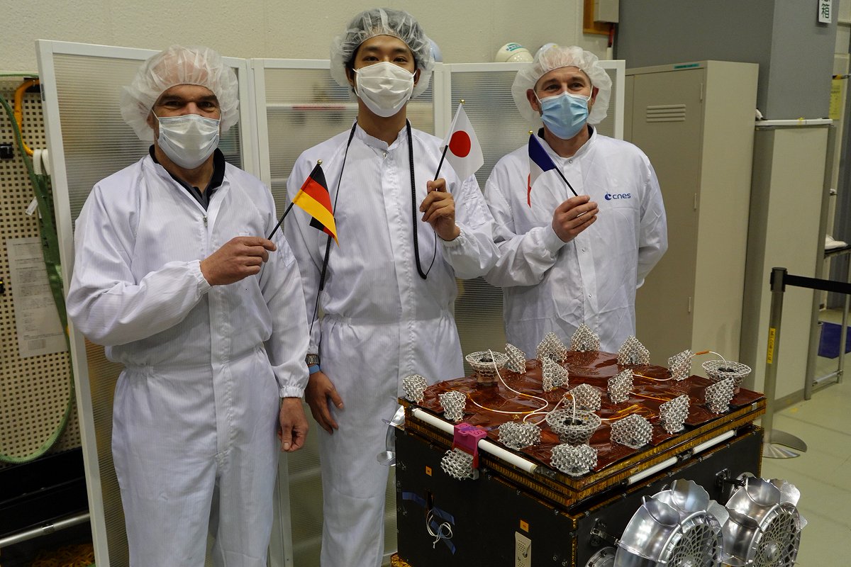 In good hands 👐 

#IDEFIX was formally handed over to @JAXA_en in Kamakura, Japan 🇯🇵, marking a significant step in its role for the #MMXmission. Developed by DLR and @CNES, the rover will contribute to exploring Mars’ moons - Phobos and Deimos. 🚀🔴 

▶️play.quickchannel.com/play/y55hvk5