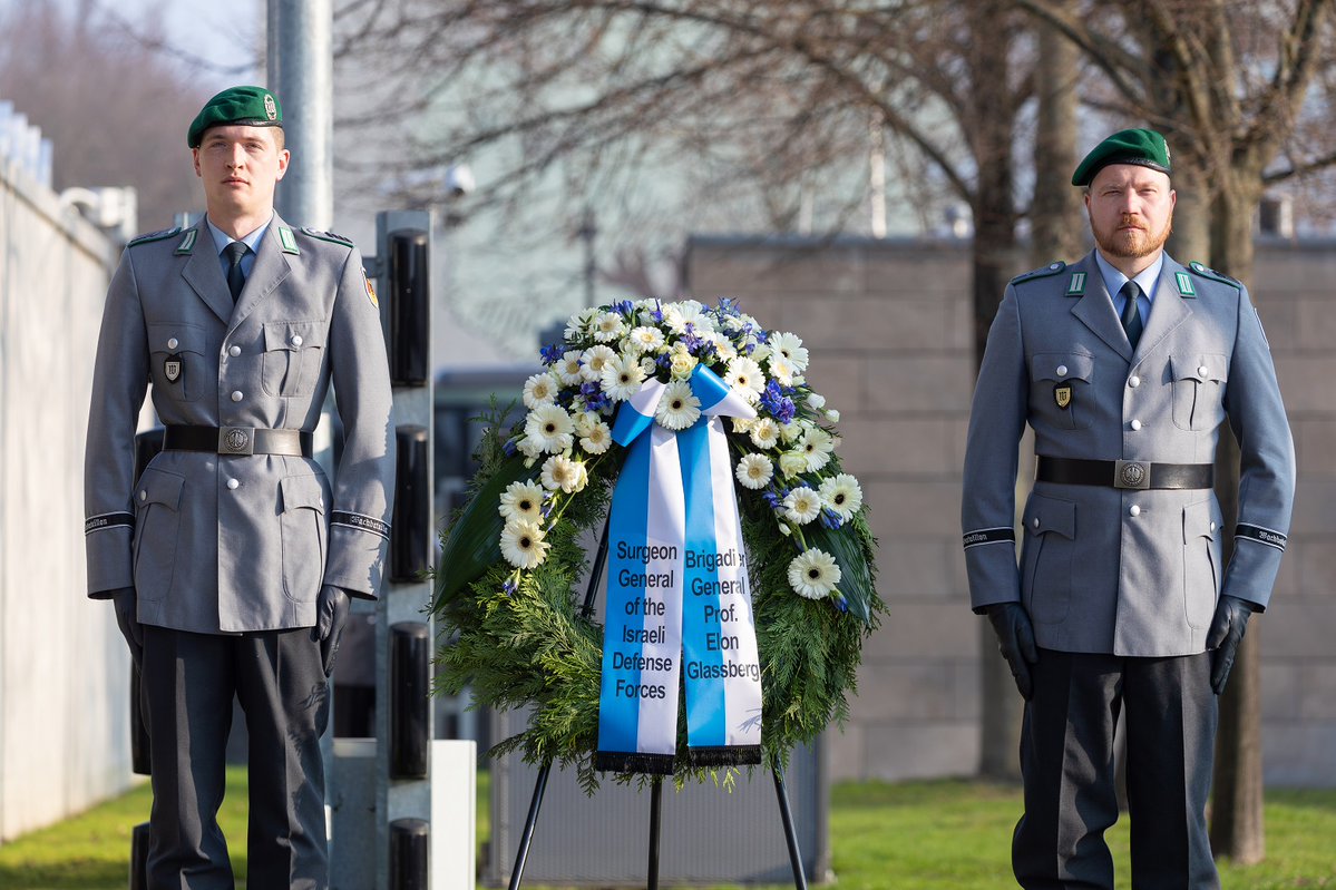 Heute endet der offizielle Besuch des ranghöchsten #Sanitätsoffizier der israelischen Streitkräfte Brigadegeneral Prof. Elon Glasberg beim #Sanitätsdienst der Bundeswehr. Im Blickpunkt stand die sanitätsdienstliche Ausbildung und die Rehabilitation nach psychischen Belastungen.