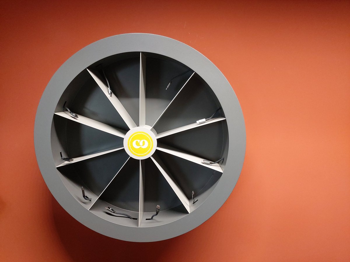 L'arme absolue pour des réunions productives ? Trouvé chez #CometBrussels Une étagère à portables avec chargeurs #SuffisaitDyPenser