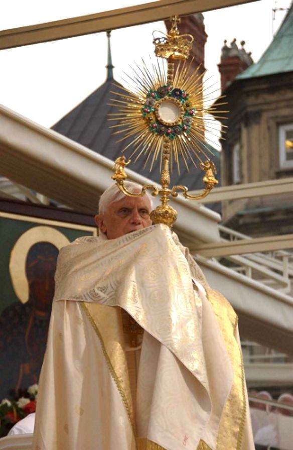 Fabitooficial's tweet photo. A ORAÇÃO QUE O PAPA BENTO XVI FAZIA AO SANTÍSSIMO SACRAMENTO https://t.co/Wni6efxYNC