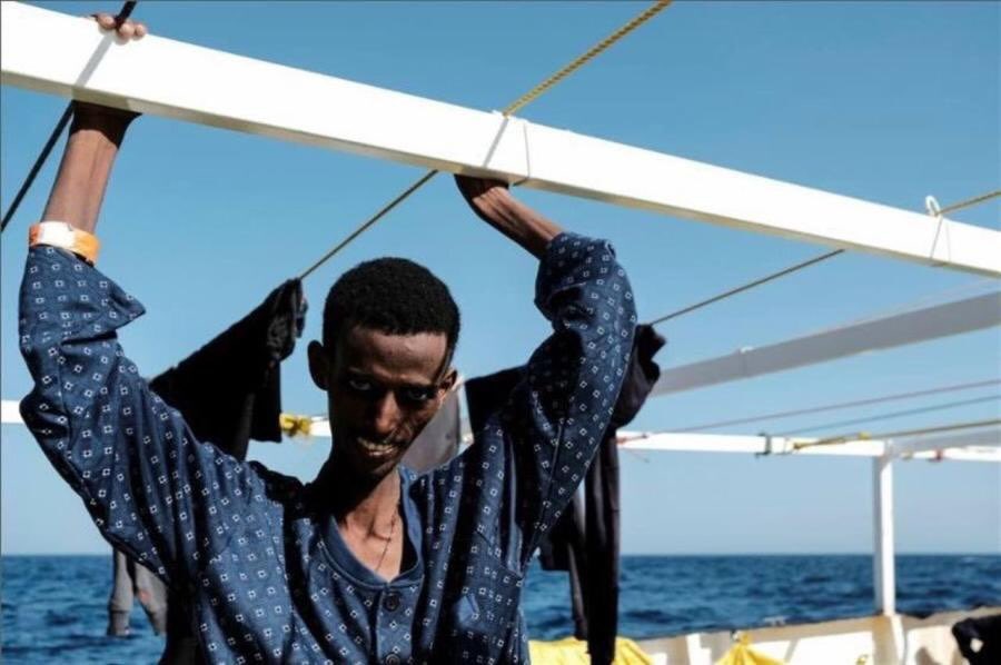 Tesfalidet Tesfom era un migrante eritreo che nel 2018 sbarcò a Pozzallo in uno stato di deperimento fisico: pesava 30 chili. Morì il giorno dopo a Modica. 
In tasca Tesfalidet aveva delle sue poesie scritte in tigrino, bagnate ma tenute ben ripiegate durante tutto il lungo