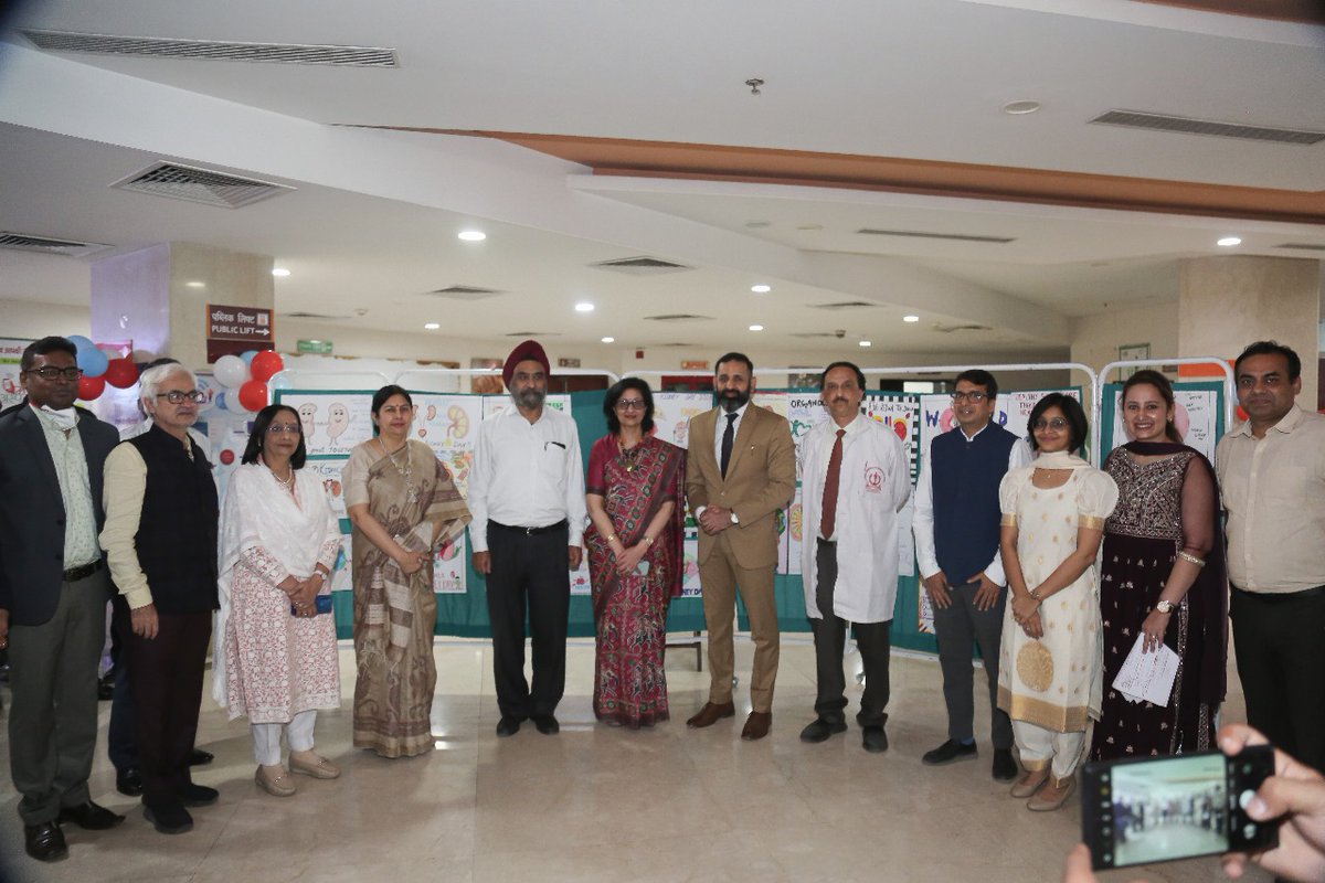SJHDELHI's tweet image. On the occasion of #WorldKidneyDay2024 @SJHDELHI organized a public connect session &amp;amp; Nukkad Natak on #KidneyHealthAwareness. 
Dr V Talwar,MS, Dr G Khanna(Principal), HODs &amp;amp; faculties graced the occasion. Dr Himanshu Verma, HOD, motivated for a healthy lifestyle for kidney health