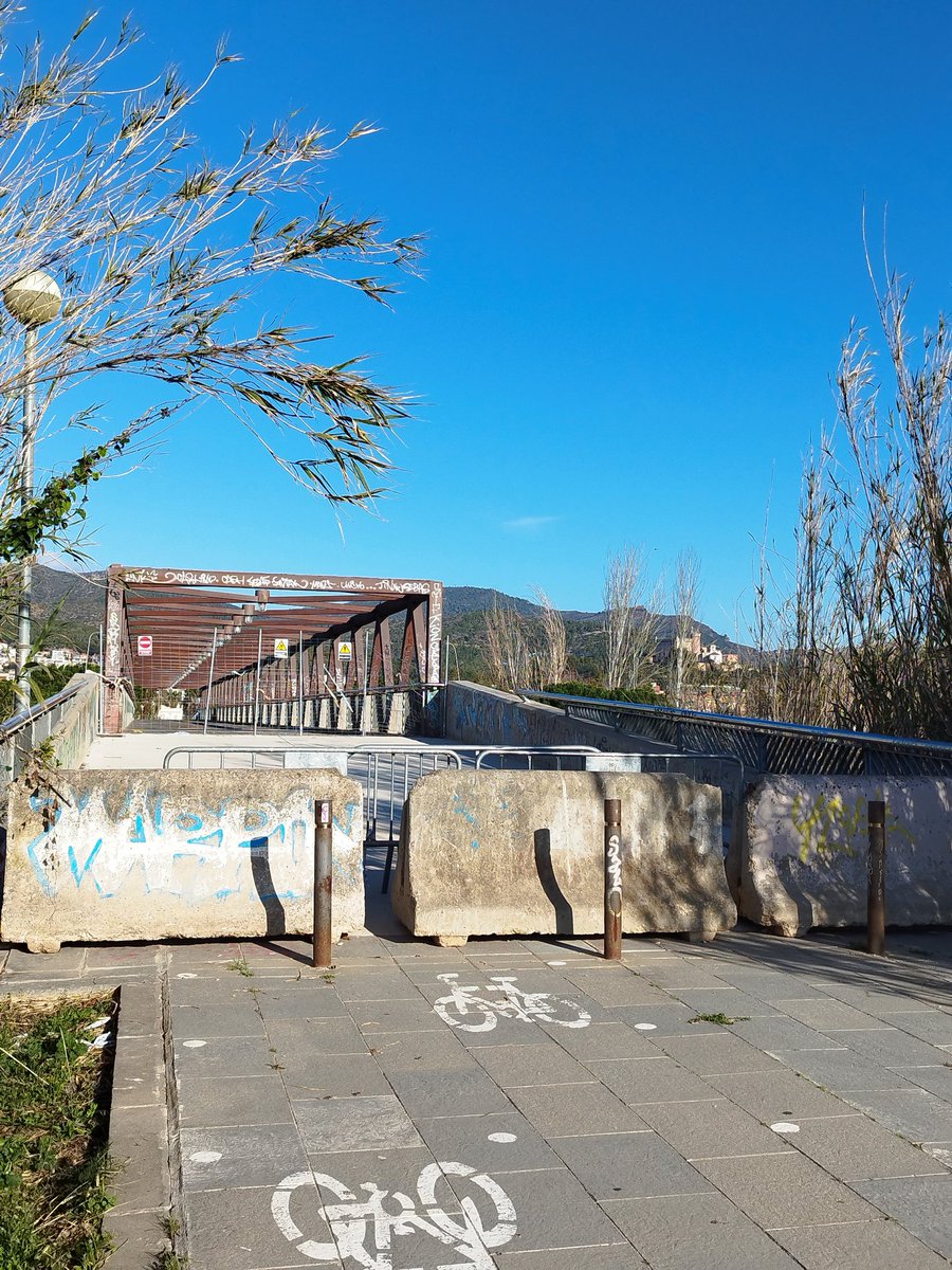 El pont es va cremar el dia 29 d'agost de 2023. La foto és d'avui, 14 de març segueix tancat... Fins quan? 
<a href="/AjCastelldefels/">Ajuntament de Castelldefels</a> #castelldefels