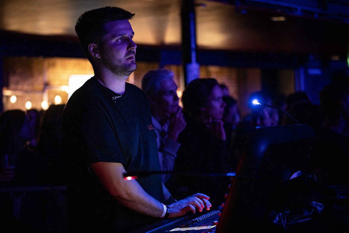 AvolitesLtd's tweet photo. #BarryCantSwim Sold Out Tour at the Roundhouse, London. Credit to: #Musician: @BarryCantSwim #LightDesigner/Operator: Morgan Henderson #Photographer: Steve Bright #Avolites #AvolitesDiamond9 #LightDesign https://t.co/UZ7KuzpMUG