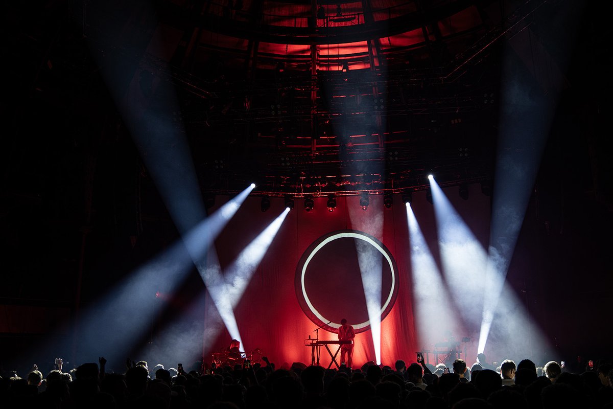 AvolitesLtd's tweet photo. #BarryCantSwim Sold Out Tour at the Roundhouse, London. Credit to: #Musician: @BarryCantSwim #LightDesigner/Operator: Morgan Henderson #Photographer: Steve Bright #Avolites #AvolitesDiamond9 #LightDesign https://t.co/UZ7KuzpMUG
