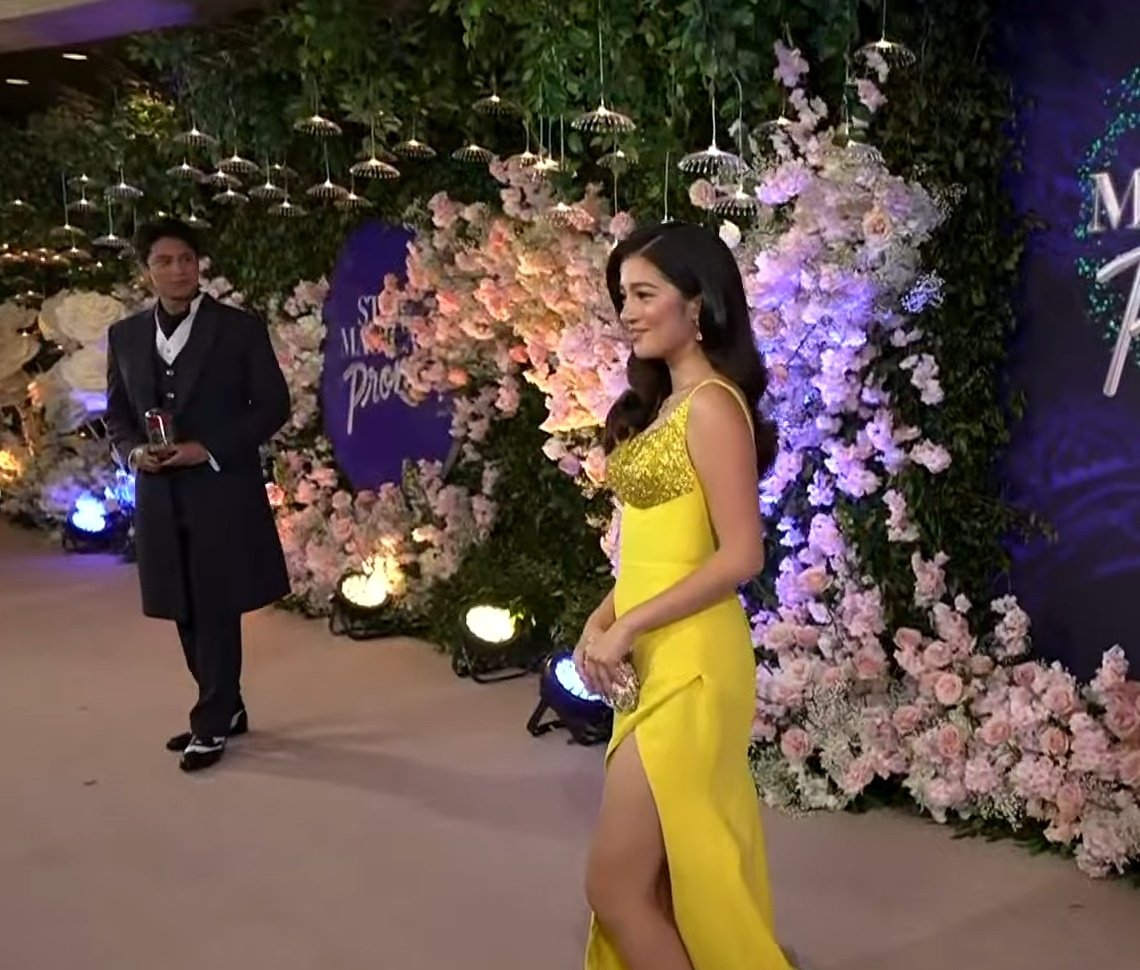 no new, still the donny pangilinan being consistent giving belle the spotlight 🥺🤍

DONBELLE REIGNING ROYALTY

#DonBelle
#PromKingDONNY
#PromQueenBELLE