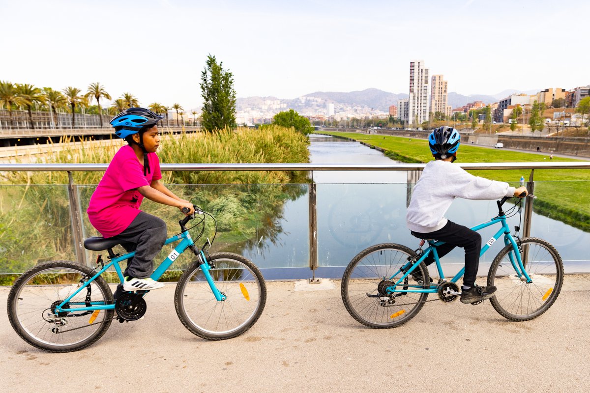 bicicletaAMB's tweet photo. Coneixes Parcs i Pedals al Besòs?

És una activitat educativa GRATUÏTA adreçada a grups escolars entre 10 i 14 anys, per a sensibilitzar i educar sobre la cura del medi ambient, fomentar hàbits sostenibles i promoure el pensament crític.

Tota la info👉https://t.co/FarNH3KHKt https://t.co/TGOH2IgR9v