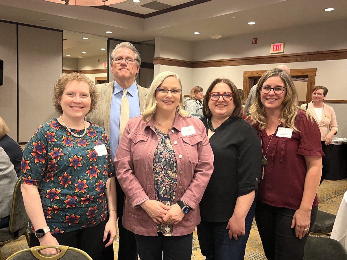 Representing #LifeintheW at the @ILschoolboards Lake Division Meeting! Thank you to @petehannigan & @SamSchoolPR for your presentation about generational communication and the power of blending traditional & digital media to engage diverse age groups. #SchoolPR @RobertMachak