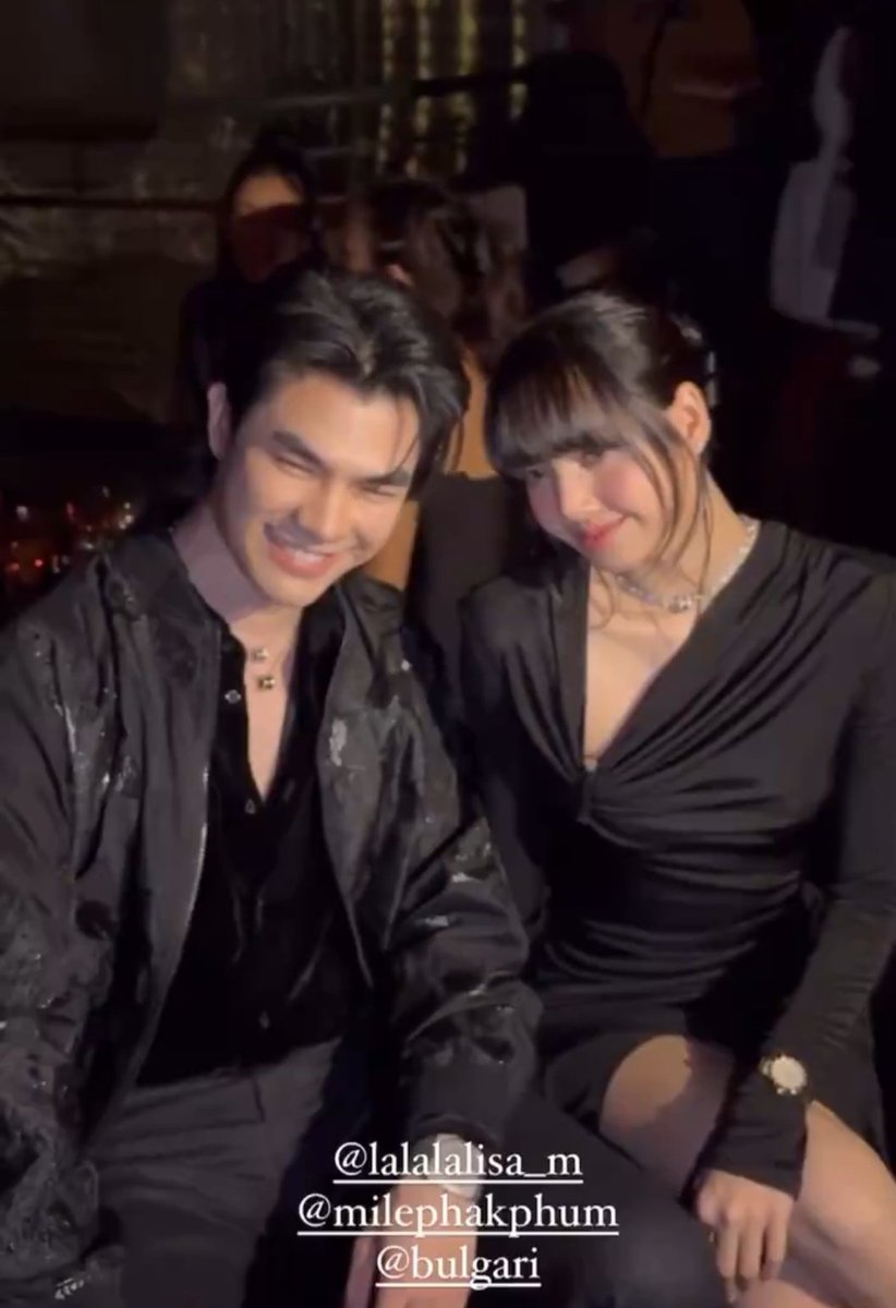 fies_snow's tweet photo. จากที่เคยนั่งวินมอไซไปคอนในวันนั้นสู่มาประกบข้างในวันนี้ คอมพลีทเเทนพี่มาย555555 https://t.co/Zopoq79zNY