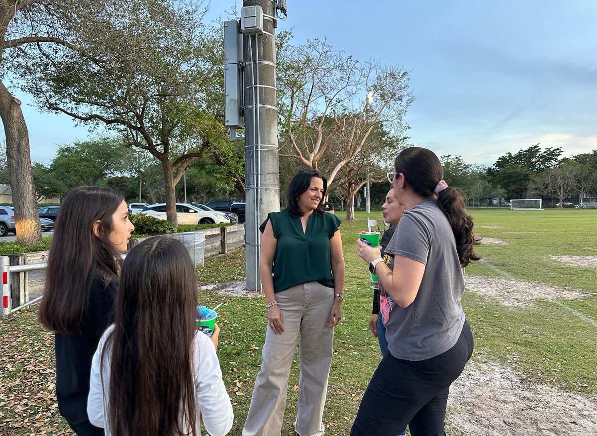 Great evening hosting Trolls Movie Night with Commissioner Roberto J. Gonzalez <a href="/robjgonzalezfl/">Commissioner Roberto J. Gonzalez</a>
I look forward to hosting more community events for the students and families of Miami Dade County Public Schools District 7!