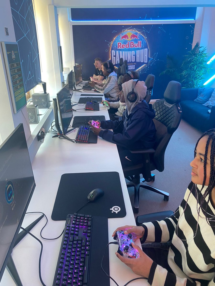 RedBullBe's tweet photo. Look what just came in at the Red Bull Gaming Hub: The Nacon Pro Compact Controller Colorlight! ๐ฎ
Thank you @naconbenelux for hooking us up!
#RedBullGamingHub #GivesYouWings https://t.co/3xMWlTIrpt