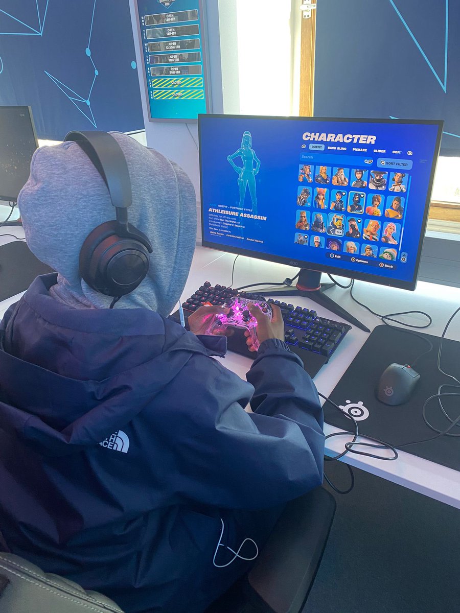 RedBullBe's tweet photo. Look what just came in at the Red Bull Gaming Hub: The Nacon Pro Compact Controller Colorlight! ๐ฎ
Thank you @naconbenelux for hooking us up!
#RedBullGamingHub #GivesYouWings https://t.co/3xMWlTIrpt