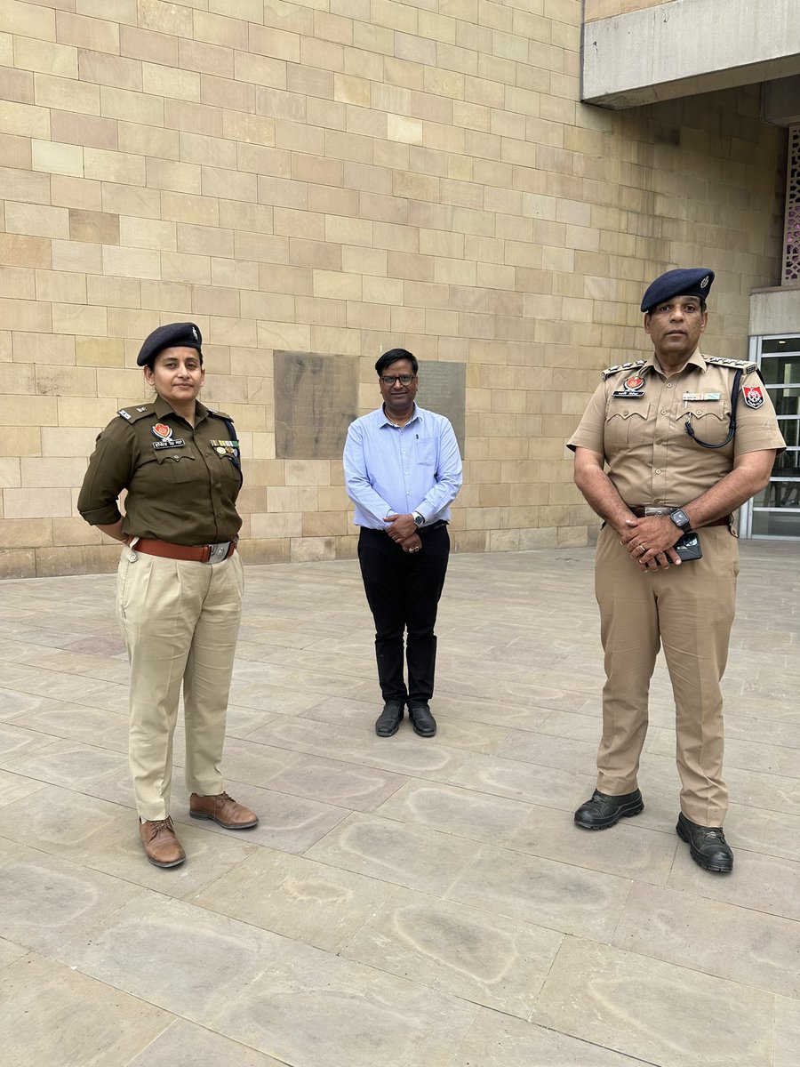 On-field duty gives me a  better chance of exchanging personal notes with my juniors and colleagues. 

Had this privilege today during duty at Sri Anandpur Sahib. 

#PoliceLife
#Learnings