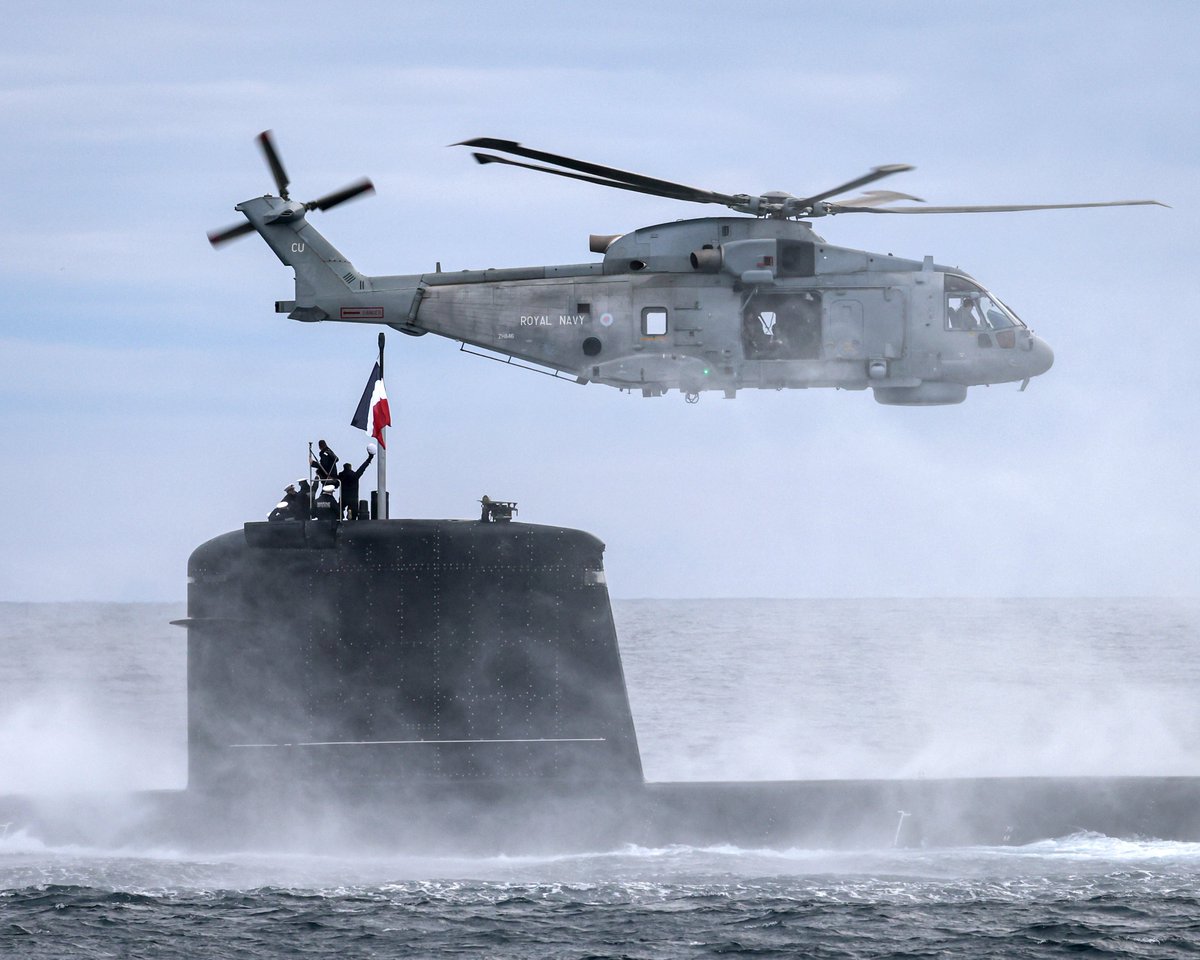 Cooperation at its finest as the @RoyalNavy joins a 🇫🇷 submarine in the cold waters of the Arctic during the #NordicResponse exercise. #PictureOfTheDay 📸 #NATO #NATO75 #StrongerTogether